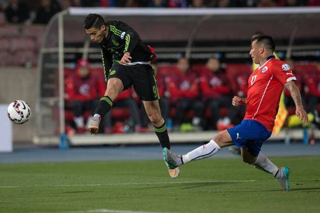 Chile-Mexico SANTIAGO, SC - 15 06 2015: CHILE X MEXICO - R. Jim?nez Mexico venture kick during match between Chile-Mexico, valid for the second round of the first group phase of the Copa America 2015 held at the Julio Mart?nez Pr?danos National Stadium. (Photo: Marcelo Machado de Melo FotoArena)  MarceloxMachadoxdexMelo