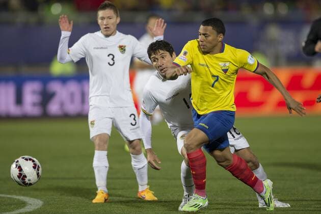 (150616) -- VALPARAISO, June, 2015 -- Jefferson Montero (R) of Ecuador vies for the ball with Ronald Raldes (C) of Bolivia during the Group A match of the Copa America, held at the Elias Figueroa Brander stadium, in Valparaiso, Chile, on June 15, 2015. Bolivia won 3-2. ) (ce) (SP)CHILE-VALPARAISO-COPA AMERICA-ECUADOR VS BOLIVIA LuisxEcheverria 