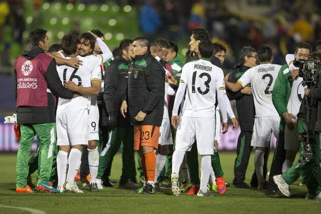 (150616) -- VALPARAISO, June, 2015 -- Players from Bolivia celebrate after winning the Group A match of the Copa America 2015 against Ecuador, held at the Elias Figueroa Brander stadium, in Valparaiso, Chile, on June 15, 2015. Bolivia won 3-2. ) (ce) (SP)CHILE-VALPARAISO-COPA AMERICA-ECUADOR VS BOLIVIA LuisxEcheverria 