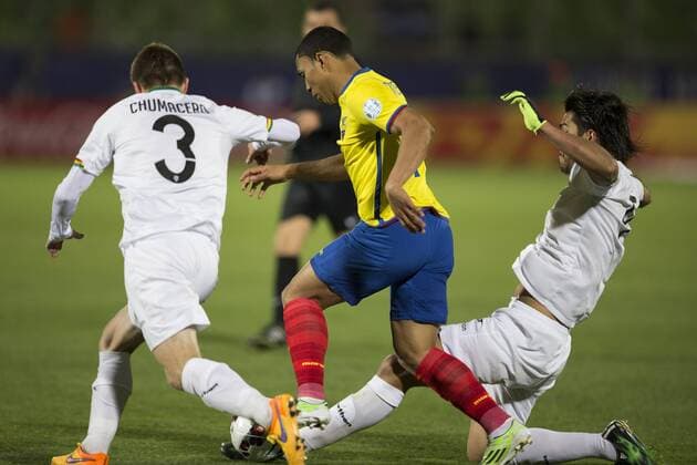 (150616) -- VALPARAISO, June, 2015 -- Jefferson Montero (C) of Ecuador vies for the ball with Alejandro Chumacero (L) of Bolivia during the Group A match of the Copa America, held at the Elias Figueroa Brander stadium, in Valparaiso, Chile, on June 15, 2015. Bolivia won 3-2. ) (ce) (SP)CHILE-VALPARAISO-COPA AMERICA-ECUADOR VS BOLIVIA LuisxEcheverria 