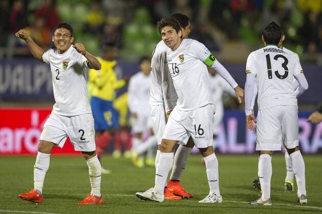 (150616) -- VALPARAISO, June, 2015 -- Players of Bolivia celebrate after winning the Group A match of the Copa America 2015 against Ecuador, held at the Elias Figueroa Brander stadium, in Valparaiso, Chile, on June 15, 2015. Bolivia won 3-2. ) (ce) (SP)CHILE-VALPARAISO-COPA AMERICA-ECUADOR VS BOLIVIA LuisxEcheverria 