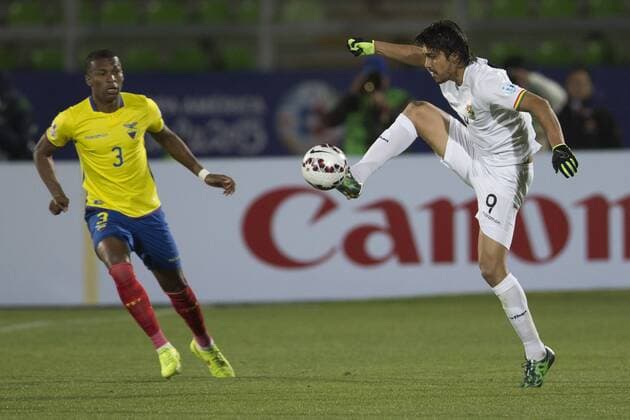 (150616) -- VALPARAISO, June, 2015 -- Frickson Erazo (L) of Ecuador vies for the ball with Marcelo Martins of Bolivia during the Group A match of the Copa America, held at the Elias Figueroa Brander stadium, in Valparaiso, Chile, on June 15, 2015. Bolivia won 3-2. ) (ce) (SP)CHILE-VALPARAISO-COPA AMERICA-ECUADOR VS BOLIVIA LuisxEcheverria 