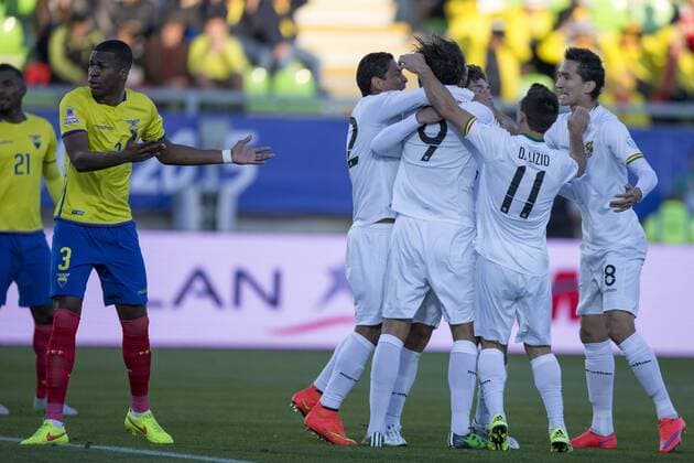 (150616) -- VALPARAISO, June, 2015 -- Players of Bolivia celebrate a goal during the Group A match of the Copa America 2015 against Ecuador, held at the Elias Figueroa Brander stadium, in Valparaiso, Chile, on June 15, 2015. Bolivia won 3-2. ) (ce) (SP)CHILE-VALPARAISO-COPA AMERICA-ECUADOR VS BOLIVIA LuisxEcheverria 