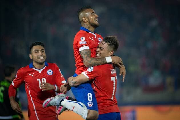 (150616) -- SANTIAGO, June, 2015 -- Arturo Vidal (C) of Chile celebrates with his teammates after scoring against Mexico during the the Group A match of the Copa America 2015, at the National Stadium, in Santiago, Chile, on June 15, 2015. The match ended with a 3-3 draw. ) (ce) (SP)CHILE-SANTIAGO-COPA AMERICA-CHILE VS MEXICO PEDROxMERA 