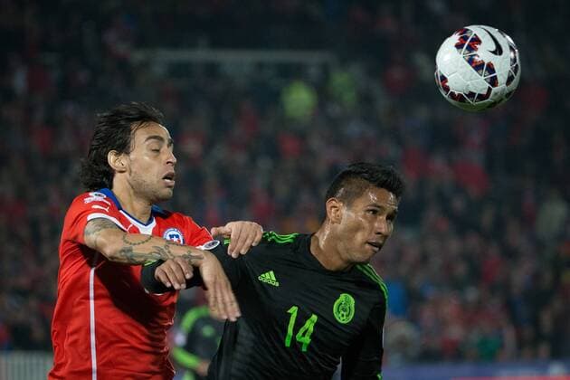 (150616) -- SANTIAGO, June, 2015 -- Jorge Valdivia (L) of Chile vies for the ball with Juan Valenzuela of Mexico during the the Group A match of the Copa America 2015, at the National Stadium, in Santiago, Chile, on June 15, 2015. The match ended with a 3-3 draw. ) (ce) (SP)CHILE-SANTIAGO-COPA AMERICA-CHILE VS MEXICO PEDROxMERA 