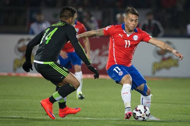 (150616) -- SANTIAGO, June, 2015 -- Eduardo Vargas (R) of Chile vies for the ball with Juan Valenzuela of Mexico during the the Group A match of the Copa America 2015, at the National Stadium, in Santiago, Chile, on June 15, 2015. The match ended with a 3-3 draw. ) (ce) (SP)CHILE-SANTIAGO-COPA AMERICA-CHILE VS MEXICO PEDROxMERA 