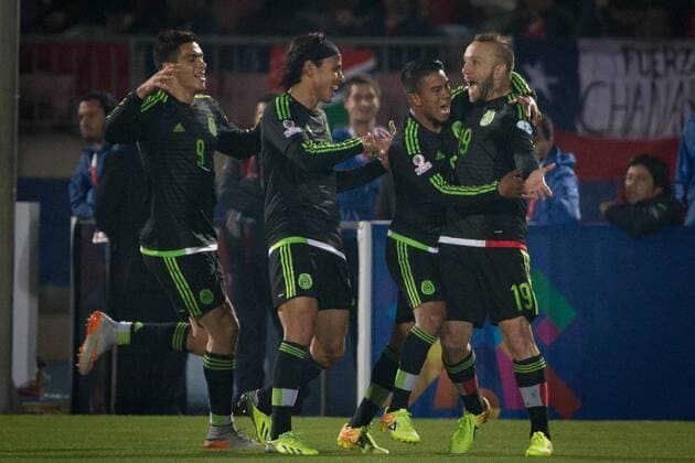 (150616) -- SANTIAGO, June, 2015 -- Matias Vuoso (1st R) of Mexico celebrates sccoring against Chile during the the Group A match of the Copa America 2015, at the National Stadium, in Santiago, Chile, on June 15, 2015. The match ended with a 3-3 draw. ) (ce) (SP)CHILE-SANTIAGO-COPA AMERICA-CHILE VS MEXICO PEDROxMERA 