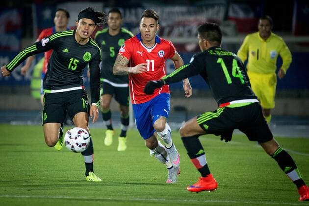 (150616) -- SANTIAGO, June, 2015 -- Eduardo Vargas (C) of Chile vies for the ball with Gerardo Flores (L) and Juan Valenzuela of Mexico during the the Group A match of the Copa America 2015, at the National Stadium, in Santiago, Chile, on June 15, 2015. The match ended with a 3-3 draw. ) (ce) (SP)CHILE-SANTIAGO-COPA AMERICA-CHILE VS MEXICO PEDROxMERA 