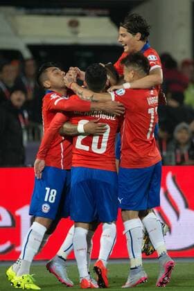 (150616) -- SANTIAGO, June, 2015 --Players from Chile celebrate a goal against Mexico during the the Group A match of the Copa America 2015, at the National Stadium, in Santiago, Chile, on June 15, 2015. The match ended with a 3-3 draw. ) (ce) (SP)CHILE-SANTIAGO-COPA AMERICA-CHILE VS MEXICO PEDROxMERA 