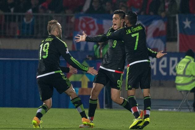 (150616) -- SANTIAGO, June, 2015 -- Raul Jimenez (C) of Mexico celebrates sccoring against Chile during the the Group A match of the Copa America 2015, at the National Stadium, in Santiago, Chile, on June 15, 2015. The match ended with a 3-3 draw. ) (ce) (SP)CHILE-SANTIAGO-COPA AMERICA-CHILE VS MEXICO PEDROxMERA 