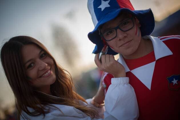 (150616) -- SANTIAGO, June, 2015 -- Fans of Chile pose prior to the Group A match of the Copa America 2015 between Chile and Mexico, to be held at the National Stadium, in Santiago, Chile, on June 15, 2015. ) (ce) (SP)CHILE-SANTIAGO-COPA AMERICA-CHILE VS MEXICO PEDROxMERA 