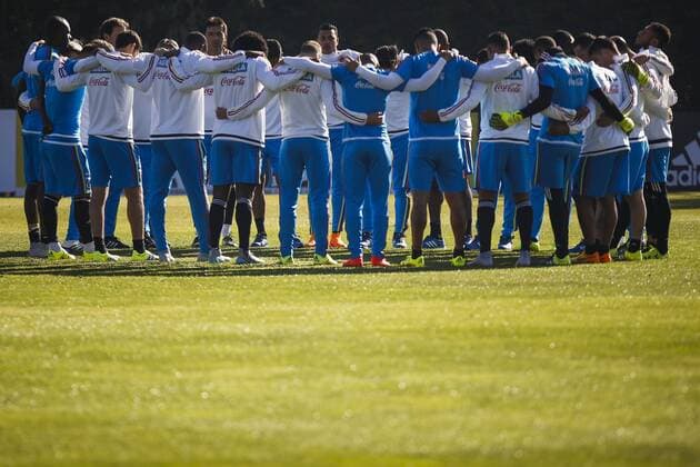 (150616) -- SANTIAGO, June, 2015 -- Players of Colombia s national soccer team take part in a training session in Santiago, Chile, on June 15, 2015. Mauricio Alvarado ) (da) MANDATORY CREDIT NO SALES-NO ARCHIVE DITORIAL USE ONLY COLOMBIA OUT (SP)CHILE-SANTIAGO-COPA AMERICA-COLOMBIA COLPRENSA 