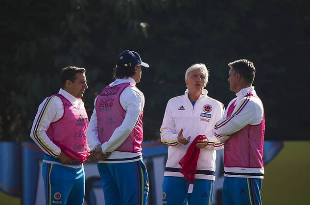 (150616) -- SANTIAGO, June, 2015 -- Head coach Jose Pekerman (2nd R) of Colombia takes part in a training session in Santiago, Chile, on June 15, 2015. Mauricio Alvarado ) (da) MANDATORY CREDIT NO SALES-NO ARCHIVE DITORIAL USE ONLY COLOMBIA OUT (SP)CHILE-SANTIAGO-COPA AMERICA-COLOMBIA COLPRENSA 