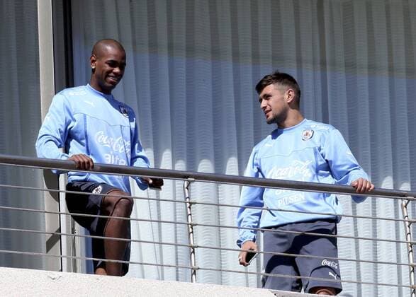 (150616) -- LA SERENA, June, 2015 -- Diego Rolan (L) and Giogian De Arrascaeta of Uruguay are seen in the balcony of their hotel room, in La Serena, Chile, on June 15, 2015. Uruguay will face Argentina on Tuesday in La Portada stadium. Juan Roleri ) (da) (SP)CHILE-LA SERENA-COPA AMERICA-URUGUAY TELAM 