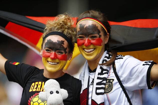 (150616) -- WINNIPEG, June, 2015 -- Fans of Germany cheer for the team before the group B match between Germany and Thailand at the 2015 FIFA Women s World Cup in Winnipeg, Canada, June 15, 2015. Germany won 4-0. ) (SP)CANADA-WINNIPEG-FIFA WOMEN S WORLD CUP-GROUP B-GER VS THA DingxXu 