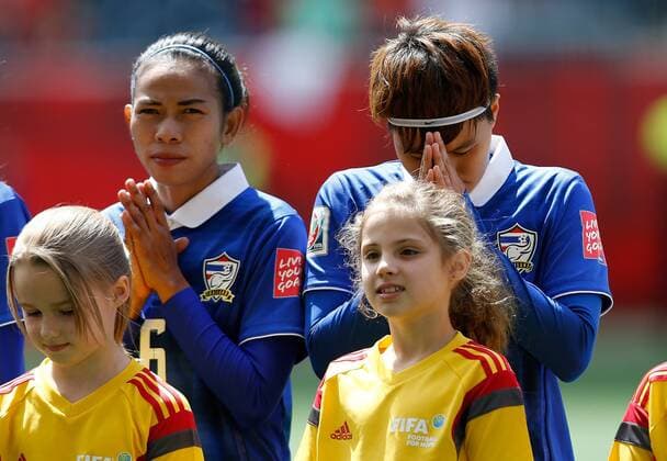 (150616) -- WINNIPEG, June, 2015 -- Natthakarn Chinwong (above R) of Thailand reacts before the Group B match between Germany and Thailand at the 2015 FIFA Women s World Cup in Winnipeg, Canada, June 15, 2015. Germany won 4-0. ) (SP)CANADA-WINNIPEG-FIFA WOMEN S WORLD CUP-GROUP B-GER VS THA WangxLili 