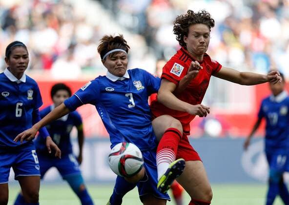(150616) -- WINNIPEG, June, 2015 -- Josephine Henning (R) of Germany vies with Natthakarn Chinwong of Thailand during their Group B match at the 2015 FIFA Women s World Cup in Winnipeg, Canada, June 15, 2015. Germany won 4-0. ) (SP)CANADA-WINNIPEG-FIFA WOMEN S WORLD CUP-GROUP B-GER VS THA WangxLili 