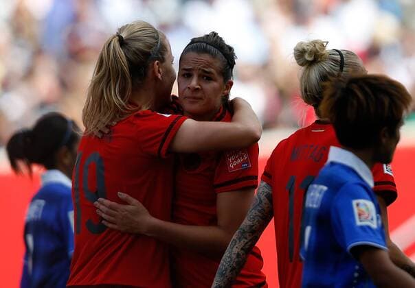 (150616) -- WINNIPEG, June, 2015 -- Melanie Leupolz (L) of Germany celebrates scoring with teammates during the Group B match between Germany and Thailand at the 2015 FIFA Women s World Cup in Winnipeg, Canada, June 15, 2015. Germany won 4-0. ) (SP)CANADA-WINNIPEG-FIFA WOMEN S WORLD CUP-GROUP B-GER VS THA WangxLili 