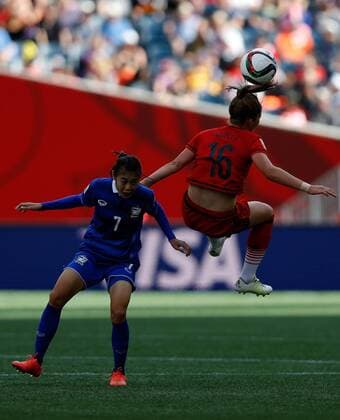 (150616) -- WINNIPEG, June, 2015 -- Melanie Leupolz (R) of Germany vies with Silawan Intamee of Thailand during their Group B match at the 2015 FIFA Women s World Cup in Winnipeg, Canada, June 15, 2015. Germany won 4-0. ) (SP)CANADA-WINNIPEG-FIFA WOMEN S WORLD CUP-GROUP B-GER VS THA WangxLili 