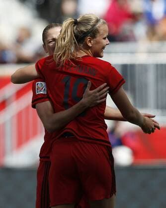 (150616) -- WINNIPEG, June, 2015 -- Lena Petermann (R) of Germany celebrates scoring with teammates during the Group B match against Thailand at the 2015 FIFA Women s World Cup in Winnipeg, Canada, June 15, 2015. Germany won 4-0. ) (SP)CANADA-WINNIPEG-FIFA WOMEN S WORLD CUP-GROUP B-GER VS THA WangxLili 