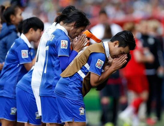 (150616) -- WINNIPEG, June, 2015 -- Players of Thailand greet supporters after the Group B match against Germany at the 2015 FIFA Women s World Cup in Winnipeg, Canada, June 15, 2015. Thailand lost 0-4. ) (SP)CANADA-WINNIPEG-FIFA WOMEN S WORLD CUP-GROUP B-GER VS THA WangxLili 