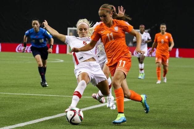 v.li.: Kaylyn Kyle (CAN), Lieke Martens (NED), Zweikampf, Duell, duel, tackle, Dynamik, Action, Aktion, Fussball, FIFA Frauen-WM 2015, Niederlande - Kanada, xozx