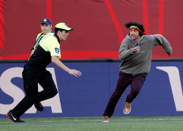 WINNIPEG, June 15, 2015 -- An intruder is expelled during the Group A match between China and New Zealand at the Winnipeg Stadium in Winnipeg, Canada, on June 15, 2015. The match ended with a 2-2 draw. China advanced to the round of 16. ) (SP)CANADA-WINNIPEG-FIFA WOMEN S WORLD CUP-CHN VS NZL WangxLili 
