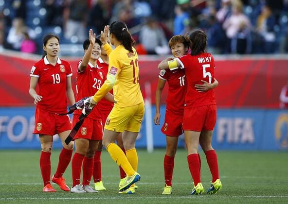 WINNIPEG, June 15, 2015 -- Wang Fei, goalie of China, greets supporters after the Group A match between China and New Zealand at the Winnipeg Stadium in Winnipeg, Canada, on June 15, 2015. The match ended with a 2-2 draw. China advanced to the round of 16. Wang Lili) (SP)CANADA-WINNIPEG-FIFA WOMEN S WORLD CUP-CHN VS NZL DingxXu 