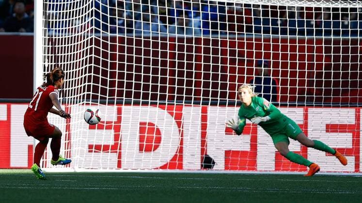 WINNIPEG, June 15, 2015 -- Wang Lisi (L) of China takes a penalty shoot during the Group A match against New Zealand at the Winnipeg Stadium in Winnipeg, Canada, on June 15, 2015. The match ended with a 2-2 draw. China advanced to the round of 16. ) (SP)CANADA-WINNIPEG-FIFA WOMEN S WORLD CUP-CHN VS NZL WangxLili 
