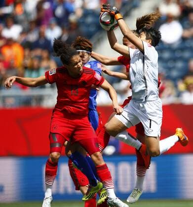 WINNIPEG, June 15, 2015 -- Thailand s goalkeeper Waraporn Boonsing (1st R) makes a save during the Group B match against Germany at the 2015 FIFA Women s World Cup in Winnipeg, Canada, June 15, 2015. Thailand lost 0-4. ) (SP)CANADA-WINNIPEG-FIFA WOMEN S WORLD CUP-GROUP B-GER VS THA DingxXu 