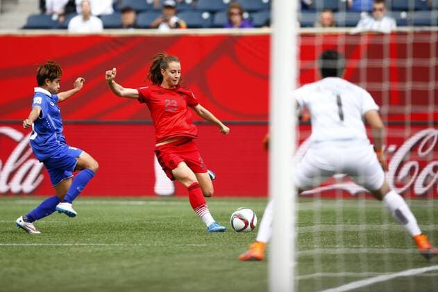 WINNIPEG, June 15, 2015 -- Sara Daebritz (C) of Germany competes during the Group B match against Thailand at the 2015 FIFA Women s World Cup in Winnipeg, Canada, June 15, 2015. Germany won 4-0. ) (SP)CANADA-WINNIPEG-FIFA WOMEN S WORLD CUP-GROUP B-GER VS THA DingxXu 