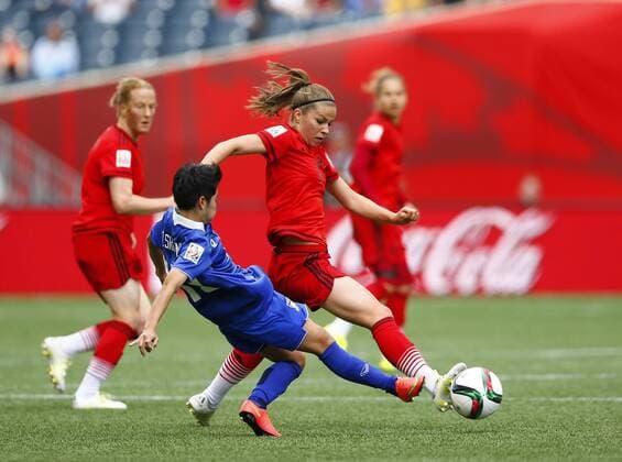 WINNIPEG, June 15, 2015 -- Melanie Leupolz (R) of Germany competes during the Group B match against Thailand at the 2015 FIFA Women s World Cup in Winnipeg, Canada, June 15, 2015. Germany won 4-0. ) (SP)CANADA-WINNIPEG-FIFA WOMEN S WORLD CUP-GROUP B-GER VS THA DingxXu 