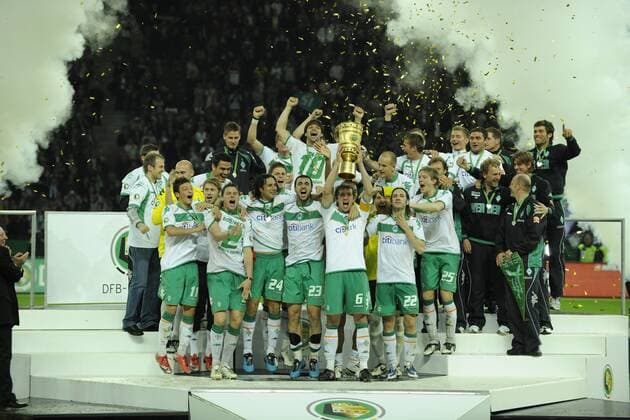 Fussball, DFB Pokal Finale Berlin, Deutschland, Pokalfinale - SV Werder Bremen Frank Baumann mit dem Pokal