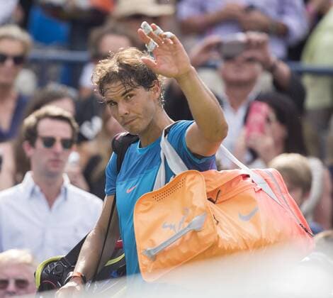 16.06.2015. London, England. Queens Aegon Championship Tennis. Rafael Nadal (ESP) waves goodbye to the tournament after being beaten 2-1 by Alexandr Dolgopolov (UKR). xNigelxCookex  ActionPlus11632061