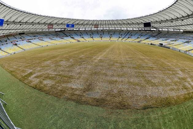 Troca da grama do Maracan? RIO DE JANEIRO, Brazil - 16 06 2015: GRASS OF EXCHANGE MARACAN? - Carrier that administers the Maracana took the week without matches in the stadium to change the lawn and put a specific winter. Field received 600 kilograms of imported grass seeds like Ryegrass, which is resistant to lower temperatures, unlike Bermuda Celebration adapted better to the strong sun. (Photo: Celso Pupo FotoArena)  CelsoxPupo