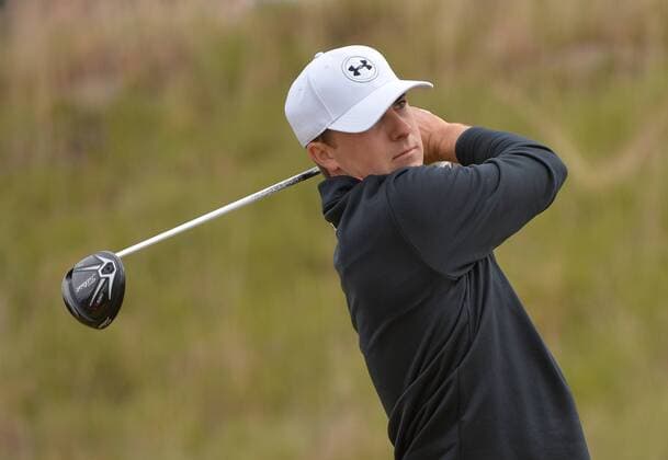 Aktuell Golf, US Open, Training Jordan Spieth watches his drive off of the 6th tee box during a practice round prior to the start of the 115th U.S. Open Championship at Chambers Bay on June 16, 2015 in University Place, Washington.  SEA20150616321 KEVINxDIETSCH