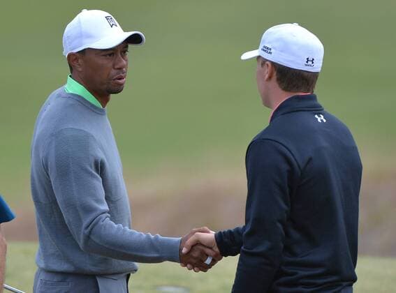 Aktuell Golf, US Open, Training Jordan Spieth (R) shakes hands with Tiger Woods on the 9th green during a practice round prior to the start of the 115th U.S. Open Championship at Chambers Bay on June 16, 2015 in University Place, Washington.  SEA20150616332 KEVINxDIETSCH