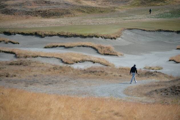 Aktuell Golf, US Open, Training Jimmy Walker walks past bunkers on the 7th hole during a practice round prior to the start of the 115th U.S. Open Championship at Chambers Bay on June 16, 2015 in University Place, Washington.  SEA20150616328 KEVINxDIETSCH