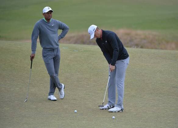 Aktuell Golf, US Open, Training Jordan Spieth (R) talks to Tiger Woods on the 9th green during a practice round prior to the start of the 115th U.S. Open Championship at Chambers Bay on June 16, 2015 in University Place, Washington.  SEA20150616333 KEVINxDIETSCH