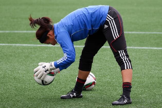 Cecilia Santiago (Torwart, Mexiko) bei einer Dehnungsübung, Stretching, Training, Fussball, FIFA Frauen-WM 2015, Abschlusstraining im Stadion, xozx