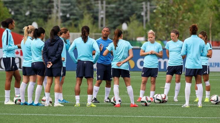 französische Spielerinnen kurz vor dem Training, Frankreich, ein Co-Trainer gibt Anweisungen, Fussball, FIFA Frauen-WM 2015, Abschlusstraining im Stadion, xozx