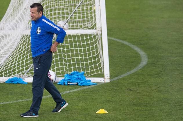 Treino da sele??o brasileira no Monumental SANTIAGO, SC - 16 06 2015: SELECTION OF TRAINING Brasilera - coach Dunga for the training brasilera selection at the Estadio Monumental David Arellano. The selection is preparing to face Colombia tomorrow at this stage the second round of Group C of the Copa America 2015. (Photo: Marcelo Machado de Melo FotoArena)  MarceloxMachadoxdexMelo