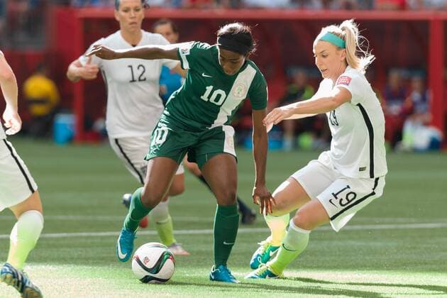 Aktuell Fußball, Damen, WM, Nigeria - USA June 16, 2015: Courtney DIKE of Nigeria controls the ball during a Group D match at the FIFA Women s World Cup Canada 2015 between Nigeria and the USA at BC Place Stadium on 16 June 2015 in Vancouver, Canada. USA won 1-0. Sydney Low Cal Media. Soccer 2015: FIFA Women s World Cup JUNE 16 - ZUMAc04_
