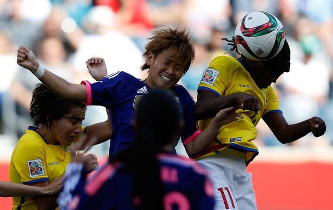 (150616) -- WINNIPEG, June 16, 2015 -- Tanaka Asuna (C) of Japan vies with Monica Quinteros (R) of Ecuador during the Group C match between Japan and Ecuador at Winnipeg Stadium in Winnipeg, Canada on June 16, 2015. Japan won 1-0. ) (SP)CANADA-WINNIPEG-FIFA WOMEN S WORLD CUP-JPN VS ECU WangxLili 