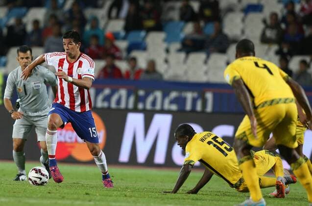 ANTOFAGASTA, June 16, 2015 -- Victor Caceres (2nd L) of Paraguay competes during the group B match against Jamaica at the 2015 American Cup in Antofagasta, Chile, June 16, 2015. Paraguay won 1-0. ) (SP)CHILE-ANTOFAGASTA-COPA AMERICA-PARAGUAY VS JAMAICA RongxHao 