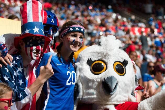 Aktuell Fußball, Damen, WM, Nigeria - USA June 16, 2015: USA fans in the crowd for a Group D match at the FIFA Women s World Cup Canada 2015 between Nigeria and the USA at BC Place Stadium on 16 June 2015 in Vancouver, Canada. Sydney Low Cal Media. Soccer 2015: FIFA Women s World Cup JUNE 16 - ZUMAc04_