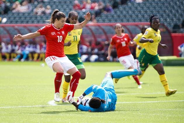 June 16, 2015 - Edmonton - 150616 Schweiz Ramona Bachmann - Kameruns - Anette Ngo Ndom - WM - Schweiz Kamerun - ..Foto: CarlSandin BILDBYRAN kod CS 57691 News - June 16, 2015  - ZUMAb138