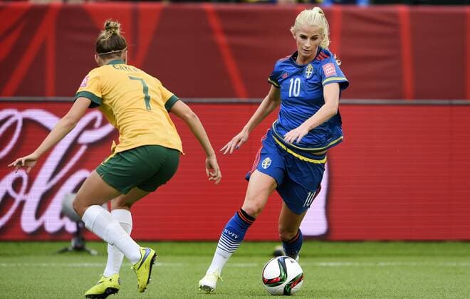 June 16, 2015 - Edmonton - 150616 Australiens Stephanie Catley och Sveriges Sofia Jakobsson -- WM - Australien - Schweden - ..Foto: CarlSandin BILDBYRAN kod CS 57692 News - June 16, 2015  - ZUMAb138