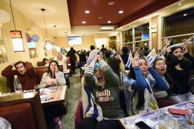 MONTEVIDEO, June 16, 2015 -- Fans of Uruguay react while watching the live broadcast of the Group B match of the Copa America Chile 2015 between Argentina and Uruguay, in a bar in Montevideo, capital of Uruguay, on June 16, 2015. ) (da) (SP)URUGUAY-MONTEVIDEO-COPA AMERICA-ARGENTINA VS URUGUAY-FANS NICOLASxCELAYA 