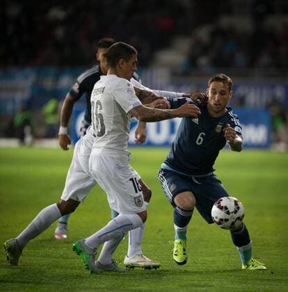 LA SERENA, June 16, 2015 -- Lucas Biglia (R) of Argentina vies for the ball with Maxi Pereira of Uruguay during the Group B match at the 2015 American Cup, at La Portada stadium, in La Serena, Chile, on June 16, 2015. Argentina won 1-0. ) (ce) (SP)CHILE-LA SERENA-COPA AMERICA-ARGENTINA VS URUGUAY PedroxMera 
